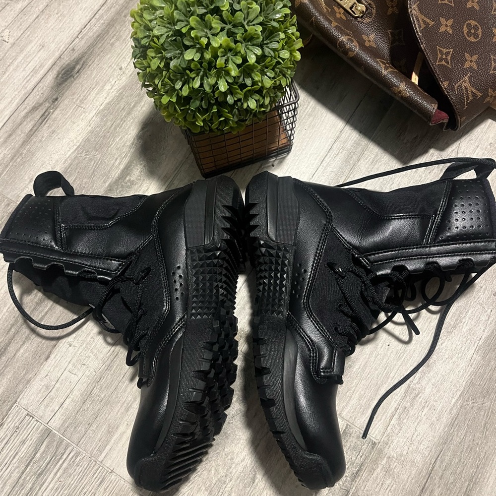 Nike tactical boots
SFS - Picture 6 of 15